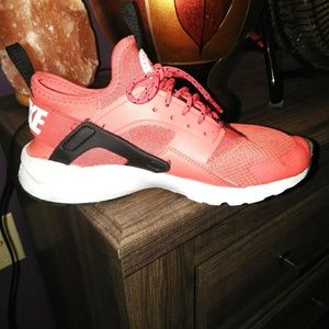 EUC SIZE 4 AIR HUARACHES BY NIKE